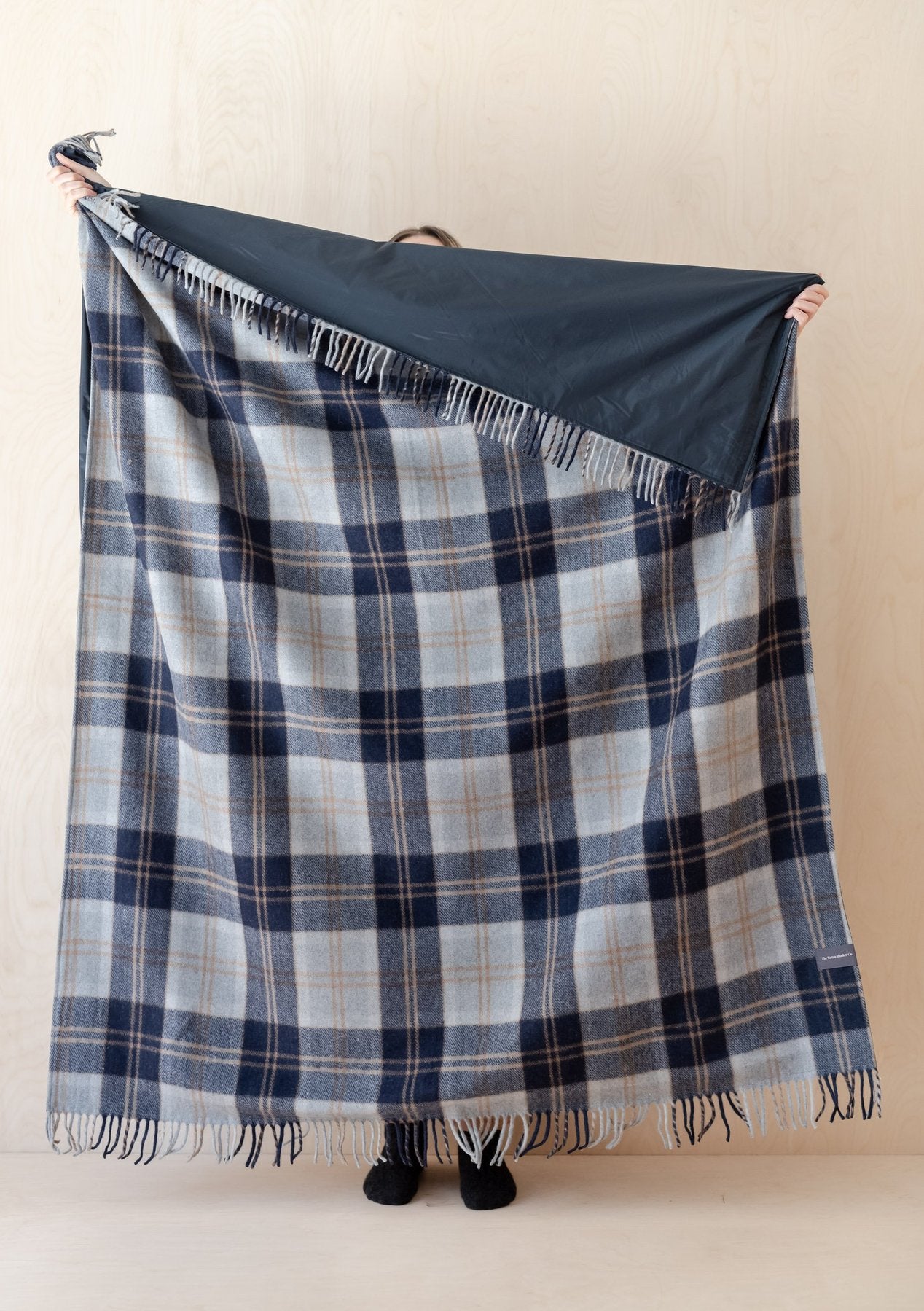 The Tartan Blanket Co. Recycled Wool Waterproof Picnic Blanket in Bannockbane Silver Tartan