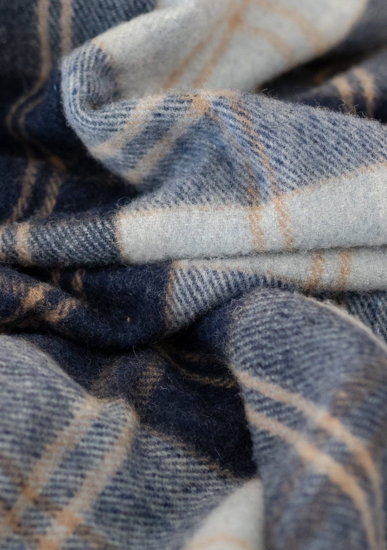 The Tartan Blanket Co. Recycled Wool Waterproof Picnic Blanket in Bannockbane Silver Tartan